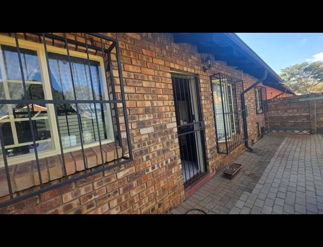 2 BEDROOM TOWNHOUSE FOR SALE IN ROOIHUISKRAAL NORTH